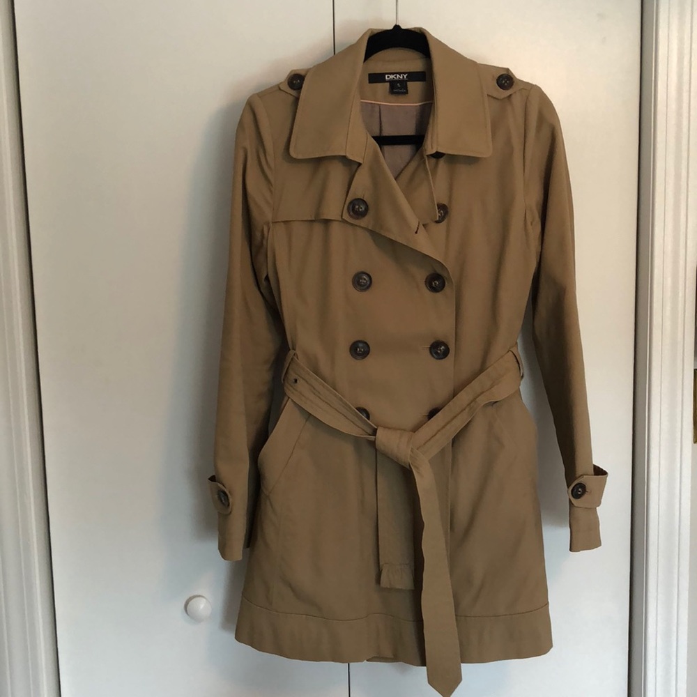 DKNY belted trench coat,I used once but it doesn’t fits me anymore.Fast shipping